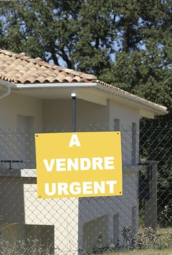House with sign - A vendre - Urgent